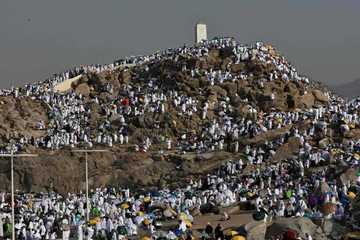  بەوێنە؛ ئەمڕۆ زیاتر لە دوو ملیۆن حاجی لەسەر کێوی عەرەفەن