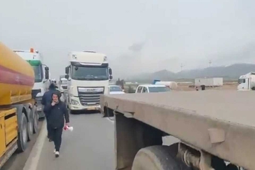 مامۆستایان و فەرمانبەران خۆپیشاندان دەکەن و ڕێگە لە تەنکەرەنەوتەکان دەگرن